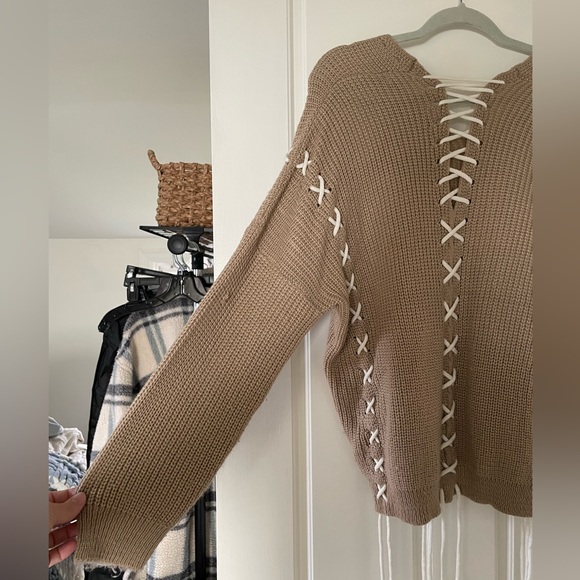 Lace-up Sweater - Picture 7 of 8